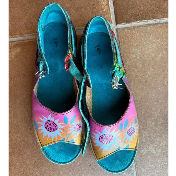 Soletech Painted Style Sandals w Flowers Iridescent Rainbow size 8(?) Pls Read! - Picture 11 of 15